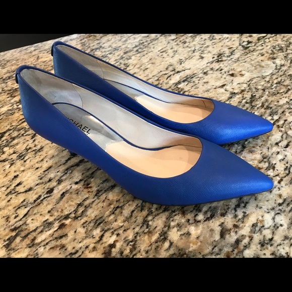 mk flex kitten heel pumps